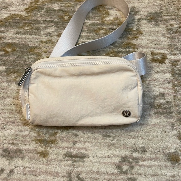 lululemon athletica Handbags - Lululemon everywhere belt bag